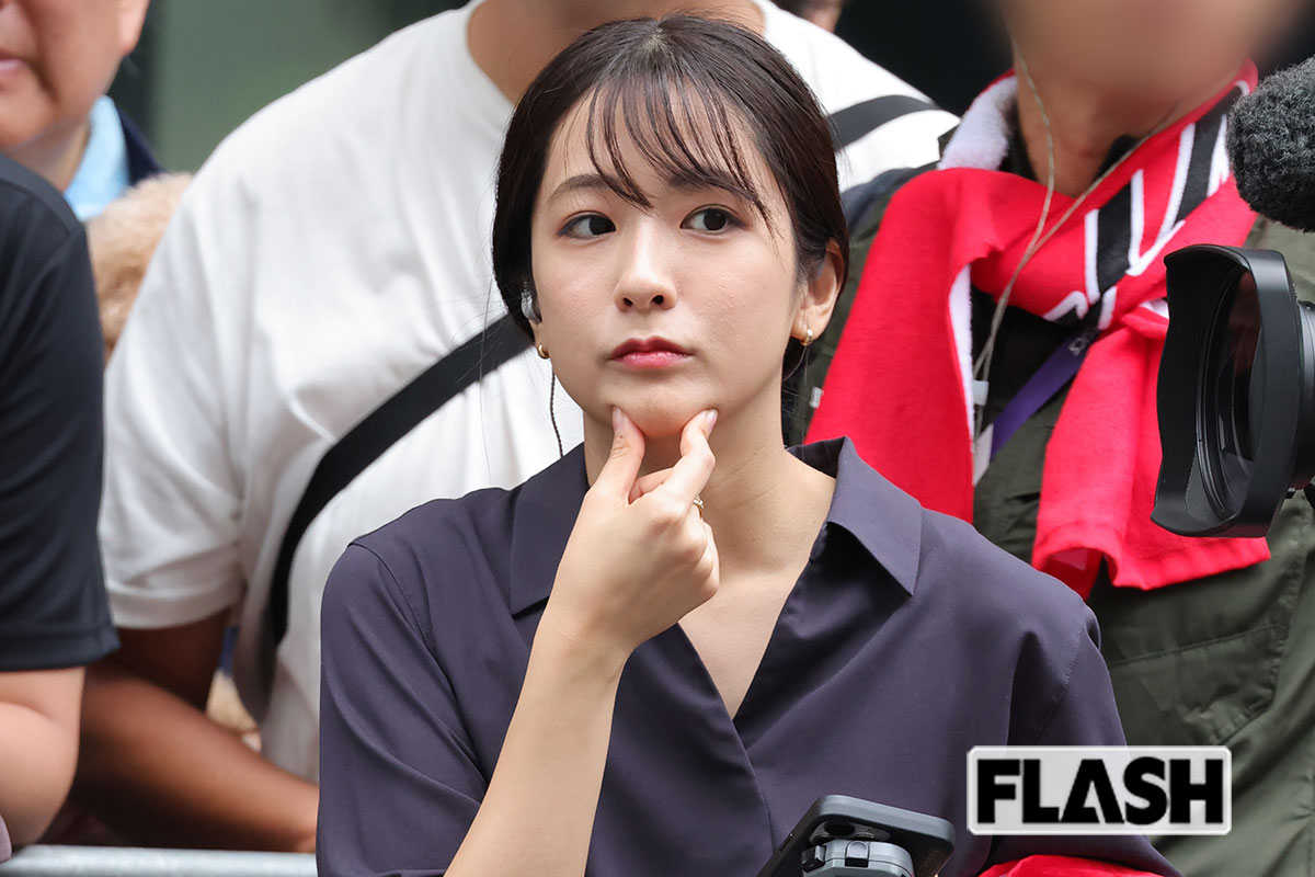 遠くを見つめて考える様子の田村真子アナ
