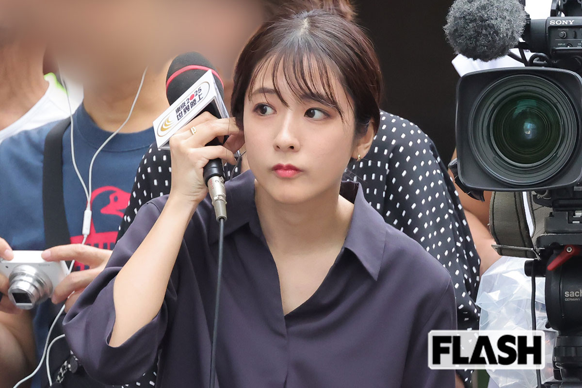 マイクを片手に中継に備える田村真子アナ