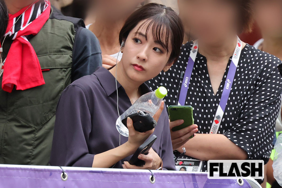 選手を見つめる田村真子アナ