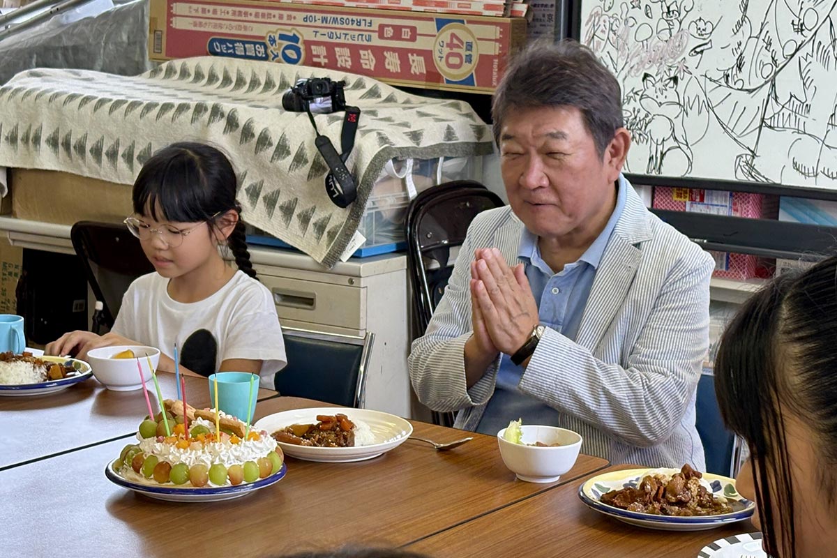 子ども食堂を訪れた茂木敏充氏だが、評判は散々だ（写真・時事通信）