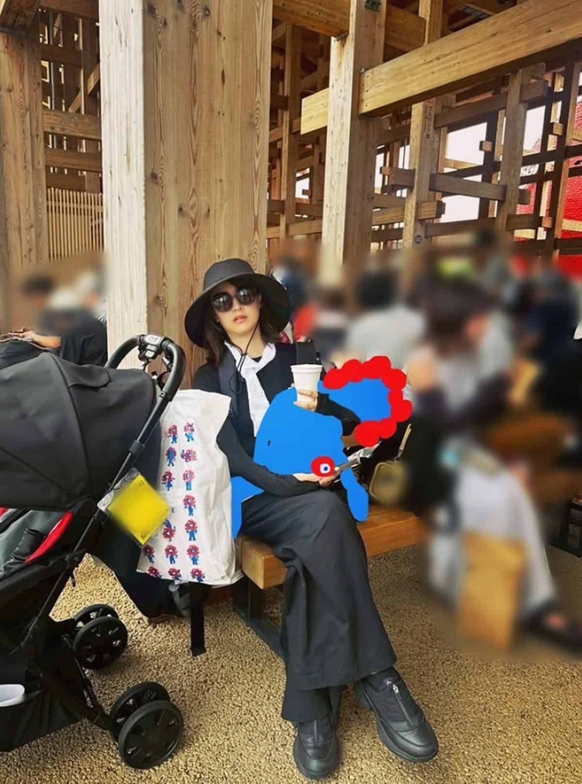 2歳の子供と大阪万博を訪れた山本美月。非常にレアな育児姿だ（写真・本人Instagramより）
