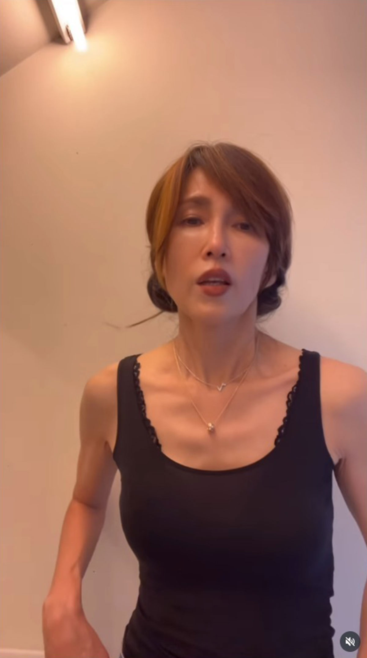 黒タンクトップ姿で髪の毛のクリップについて説明する工藤静香。ファンからは心配の声が相次いだ（写真・本人Instagramより）