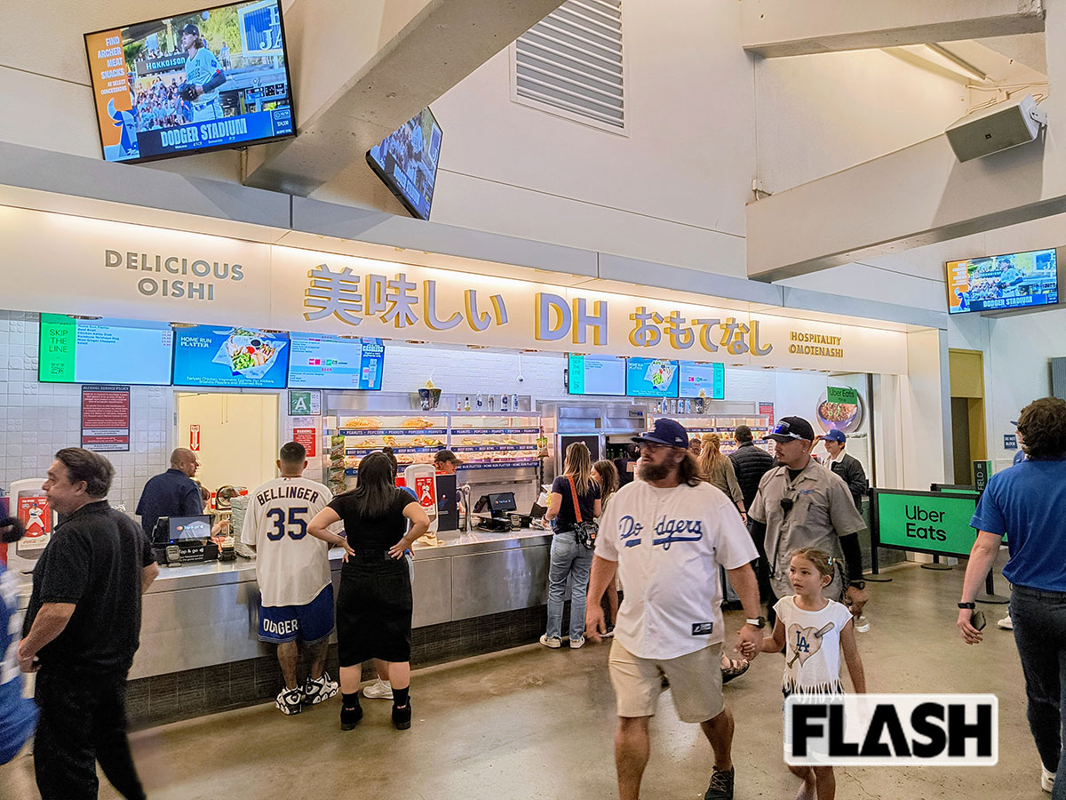 スタジアムには “大谷効果” で、日本食や韓国フードをフィーチャーした店舗もある。また、多くのバーやレストランがあり、バーで飲みながら観戦するファンも