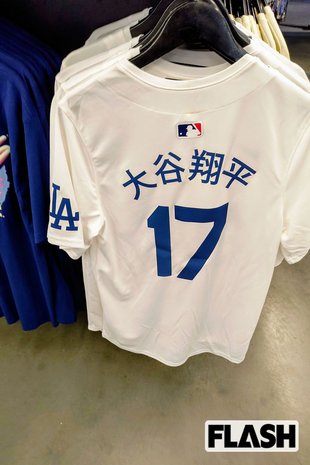 スタジアム内のショップは大谷グッズで溢れている