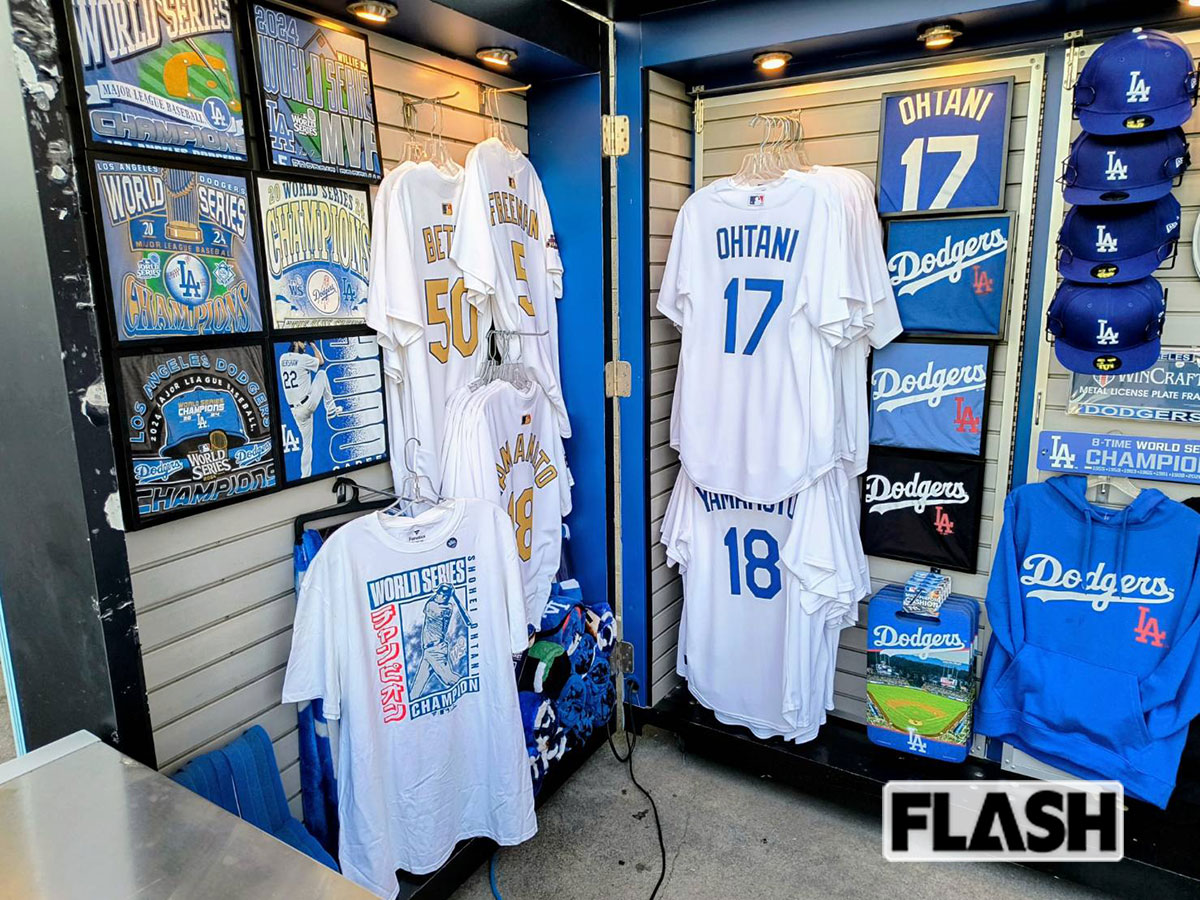 スタジアム内のショップは大谷グッズで溢れている