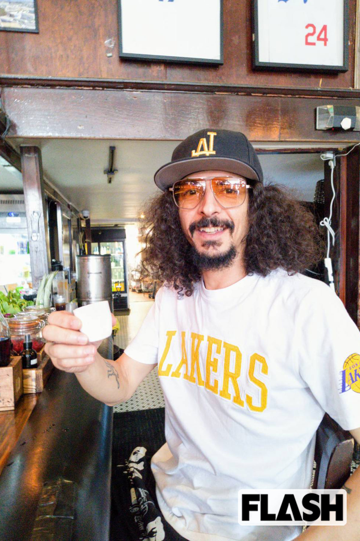 「FAR BAR」の常連・DJでミュージシャンのネドカスアルさん