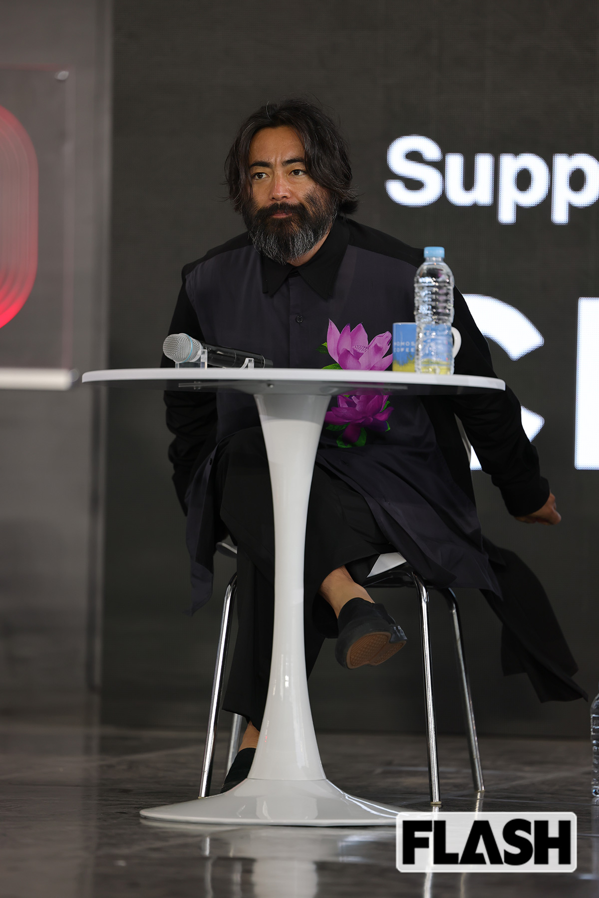 足を組む山田孝之