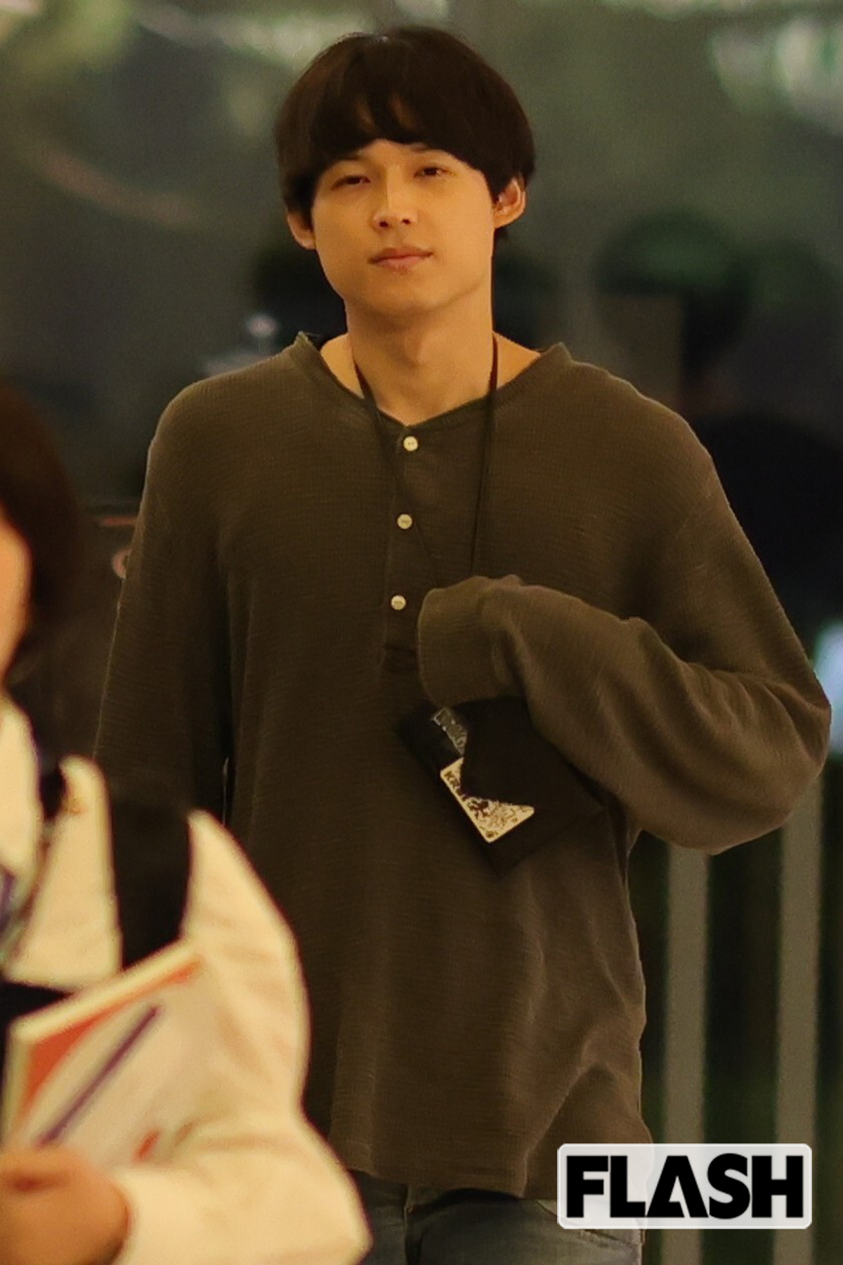 オーバーサイズのラフな私服を着た松村北斗