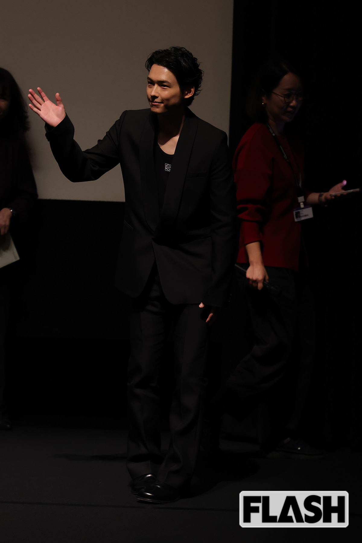 登壇した際はクールな黒いファッションだった松村北斗
