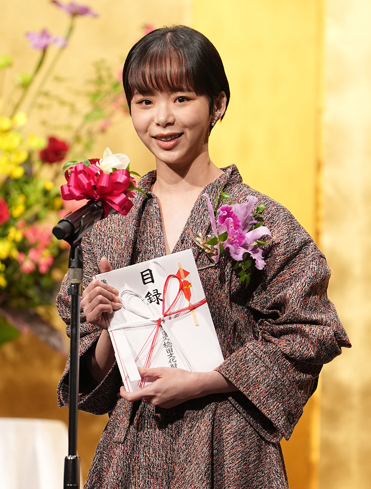 趣里は映画『生きてるだけで、愛。』では、撮影の合間もベンチコートを羽織るだけで過ごすなど女優根性を見せた