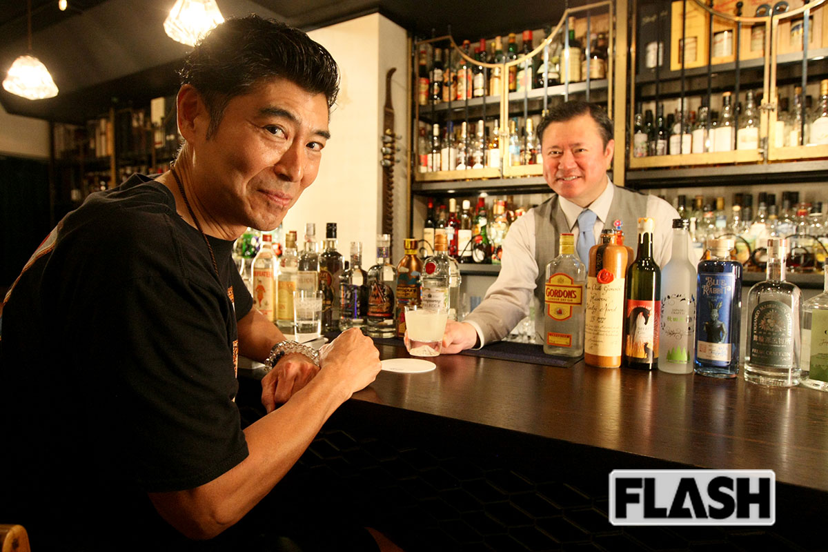 【銀座ゼニス(Ginza Zenith)】日本バーテンダー協会専務理事でもある須田善一さんが2007年開店。ジントニック1430円~(税込み、チャージ別)/東京都中央区銀座6-4-7 G・O・WESTビル7F/営業時間16時~24時(日曜、祝日は14時~22時)/無休 ※「銀座ゼニス」で紹介した銘柄は、常時ご用意があるものではありません。ご了承ください。また、価格は取材時のものです