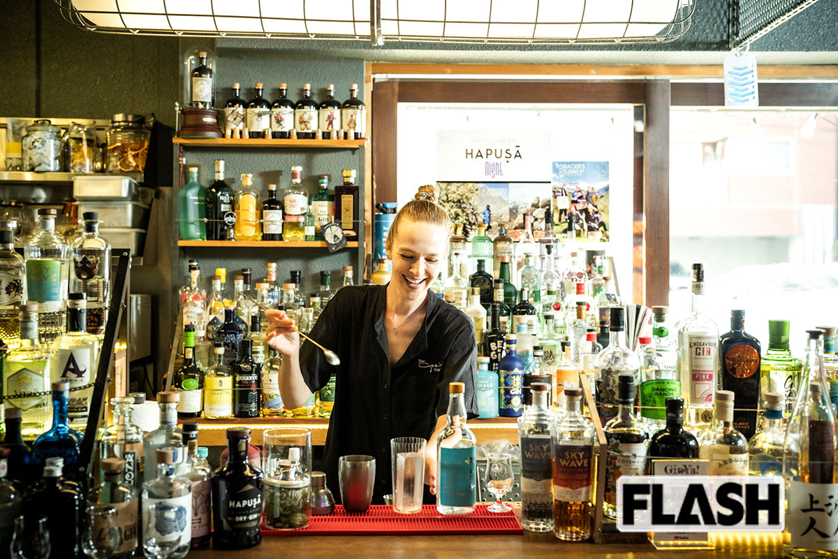 【Craft gin Bar Copain(池袋)】日本に4人しかいない英ザ・ジン・ギルドが認定した貢献者「リクティファイヤー」に認定されたジェーニャ・マラホワさんがカウンターに立つ。「2003年にロシアから来日し、モデルをしていましたが、オフにはバーめぐりを楽しんでいました。2013年にドイツの『モンキー47』に出合い、手摘みの花やスパイス、柑橘が混じり合う味わいに衝撃を受けたんです」。その思いから2017年に渡英して修業し、翌年に店を開業。当初70種余りだったジンは、いまや900種以上。「桜やお茶など日本らしいボタニカルに惹かれます。第一人者の三浦武明さんによるDistiller M『orientalia』は、お香のようで神社仏閣に入るような落ち着きを感じますね」。今回は英国仕込みのシェイカーさばきで「那覇晴」のジンフィズ(1400円)を作ってくれた/東京都豊島区上池袋1-8-1/営業時間18時~25時/定休日:日、月曜 ※価格はすべて税込み、取材時のものです