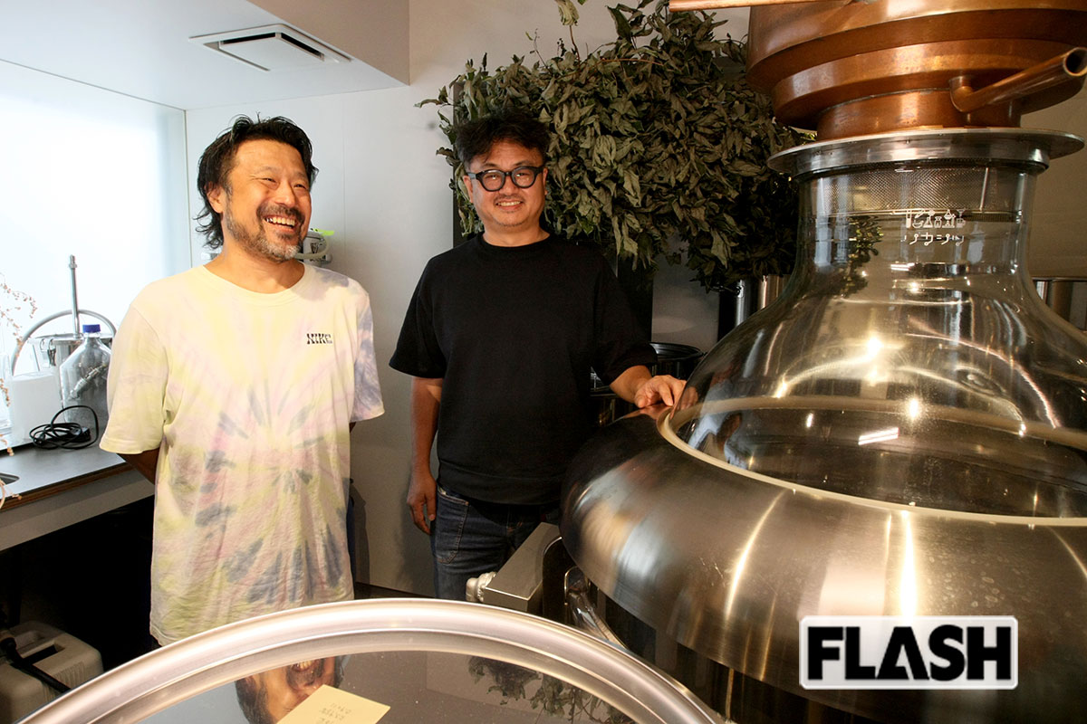 【深川蒸留所(清澄白河)】深川蒸留所は、理化学用ガラス製品問屋・関谷理化の関連会社「リカシツ」と、地元の人気ダイニングバー「NICO」が共同で、2023年に開設。代表の一人である関谷理化の3代目社長、関谷幸樹さん(右)が語る。「1933年に創業し、大学や企業にビーカーや試験管などを卸してきました。職人の高齢化が進むなか、若手人材育成を目指して始めた事業の一環で、ジン蒸留に着手しました」。蒸留所にはオリジナルの巨大なフラスコ型の「ニューツブロ蒸留器」がそびえる。薩摩藩由来の型で、蒸気を緩やかに冷やし、香りを丁寧に抽出する。「レギュラー商品の名は『FUEKI』(500ml5200円)。深川に庵を結んだ芭蕉の『不易流行』が由来です」。商品に共通するボタニカルは、多年草のベチバー(福岡産)。シャネルNo.5のベースの香りとしても知られる。「なるべく国産素材を使う」方針で、ジンを通じた地域交流を願う。共同代表で「NICO」オーナーの小林幸太さん(左)は「地元愛が結集した場」が蒸留所だと語る/東京都江東区平野2-3-15/見学は月に何度かOpen Dayあり(Xなどで告知) ※価格はすべて税込み、取材時のものです