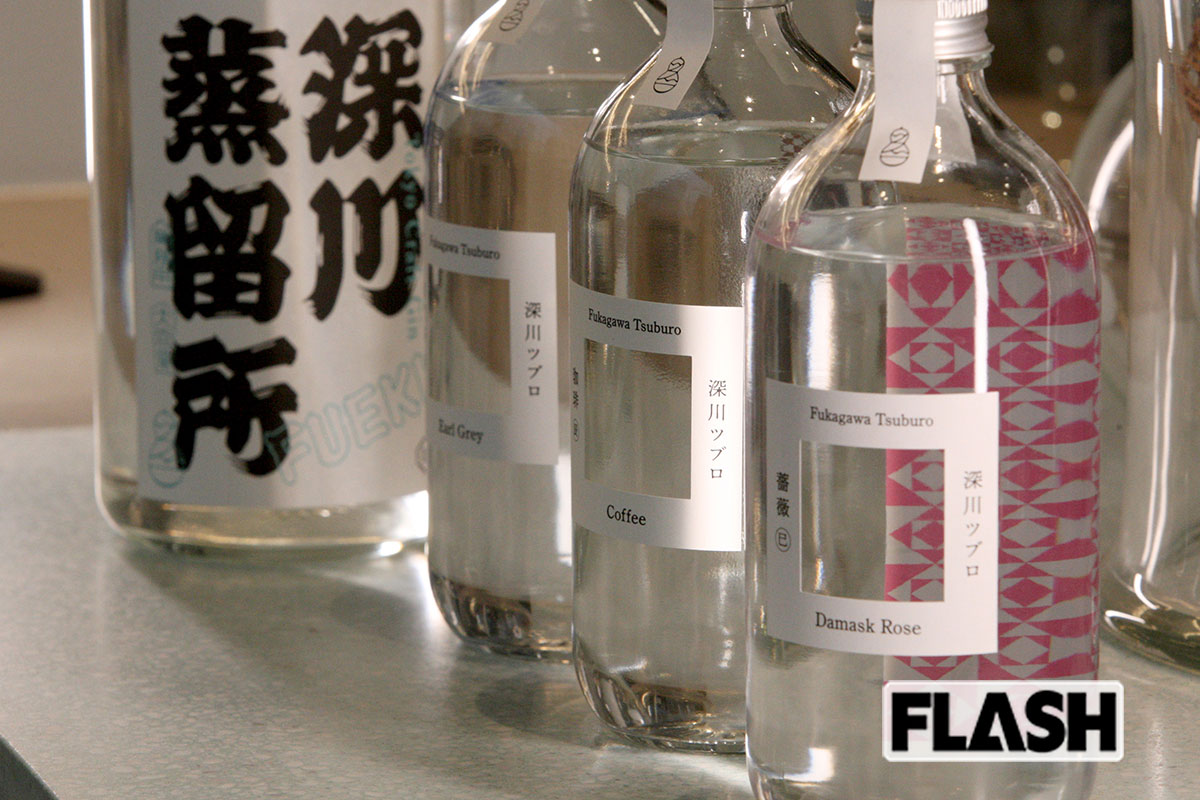 【深川蒸留所(清澄白河)】FUEKIと、限定生産の「深川ツブロ」シリーズ(500ml5500円~)。売れ筋商品は年度ごとにリイシューされる。特に苺や薔薇は女性に人気が高い ※価格はすべて税込み、取材時のものです