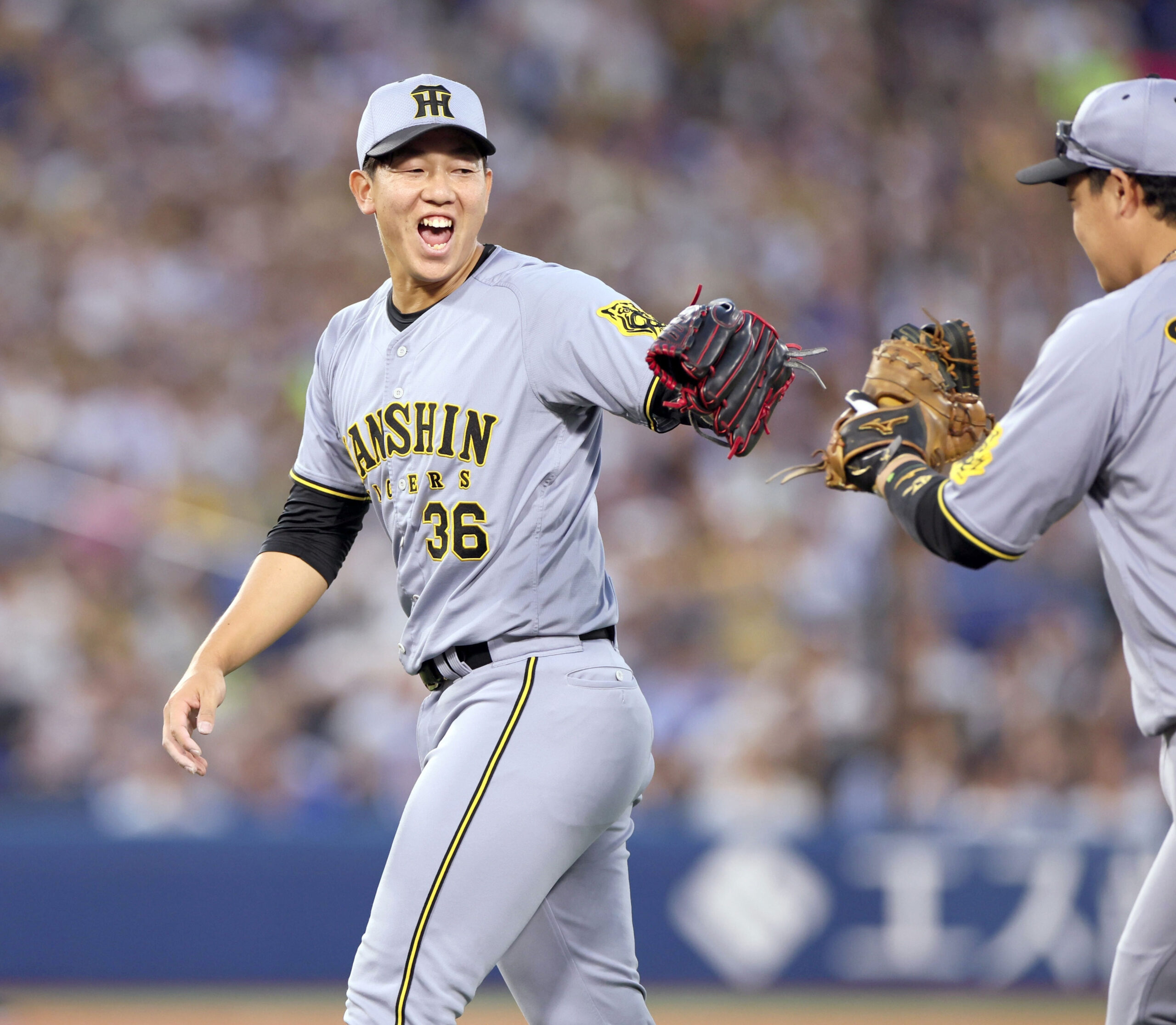 DeNA佐野恵太を一塁ゴロに仕留め、笑顔を見せた阪神・畠世周（2025年9月23日）