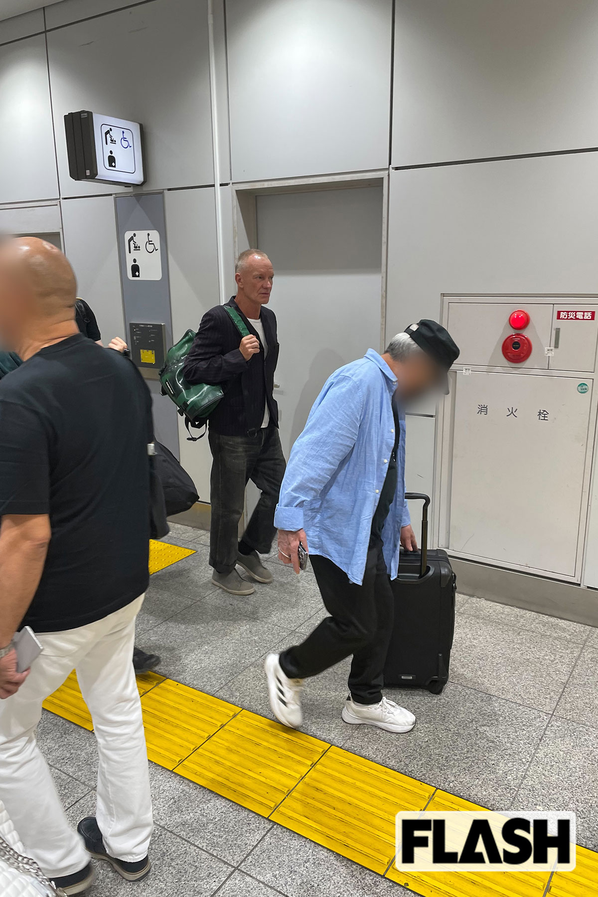 東京駅構内を歩くスティング。レジェンドミュージシャンのオーラはゼロだ