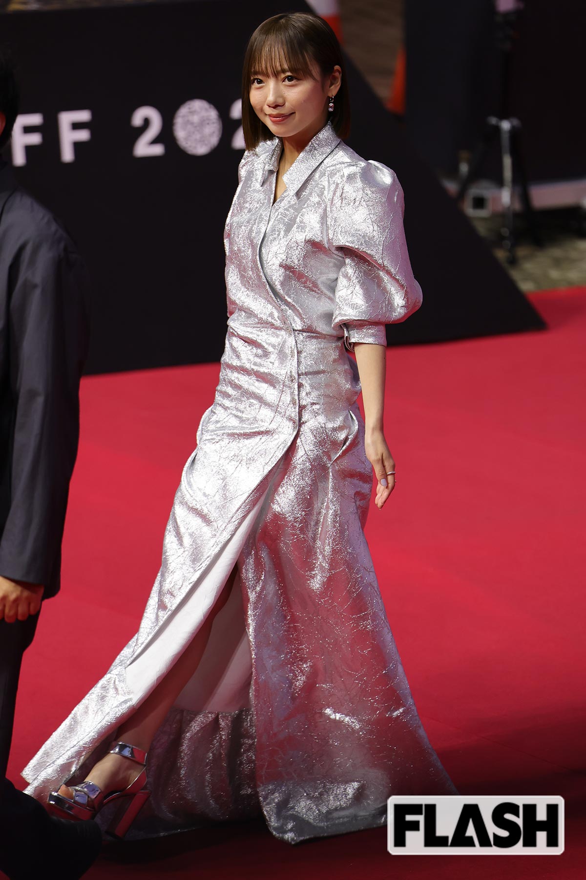 元日向坂46・齊藤京子が着こなしたドレスは、フェミニンな美しいシルエットだった