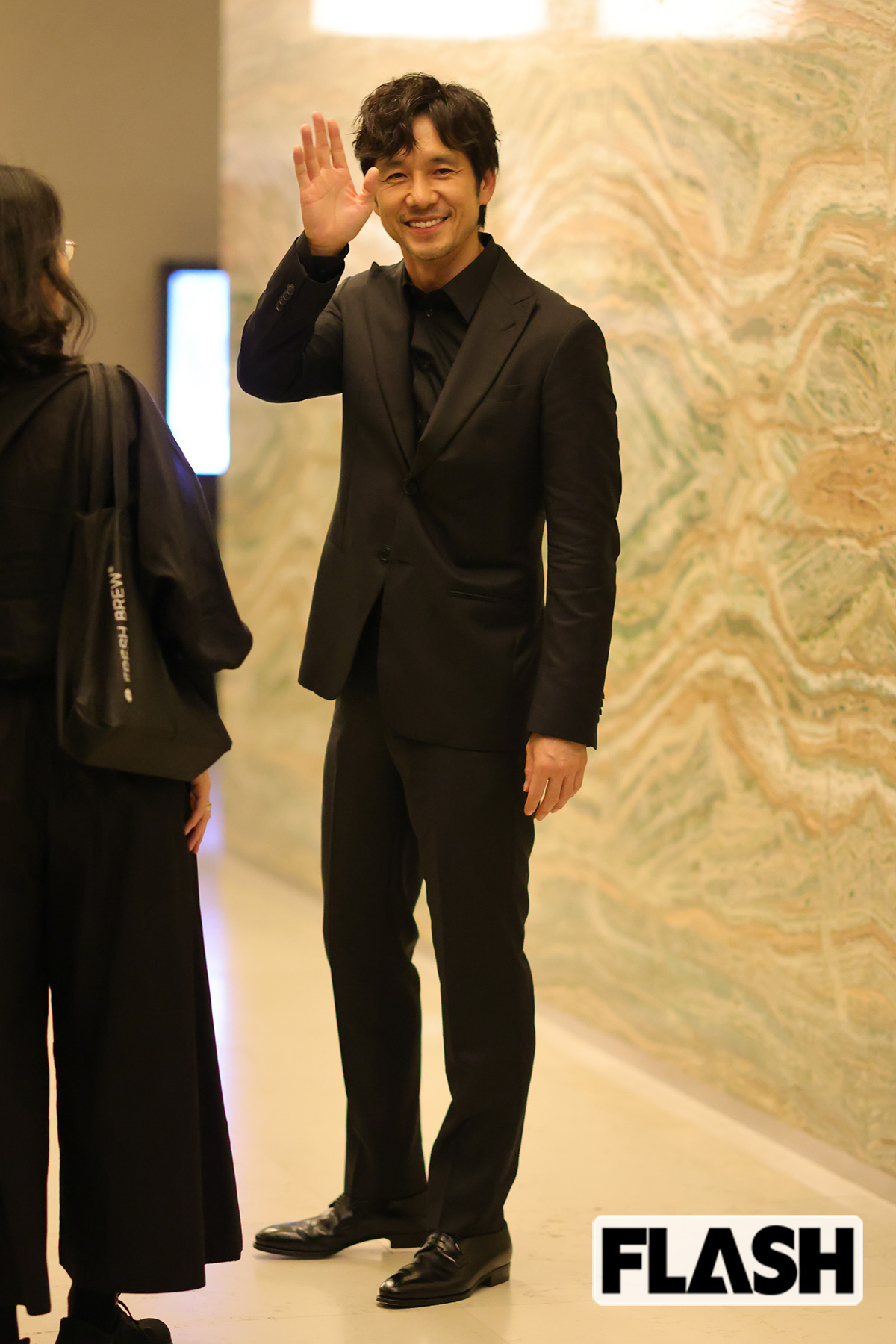 ファンに手を振る西島秀俊。ほかの俳優と比べても“神ファンサ”が目だった