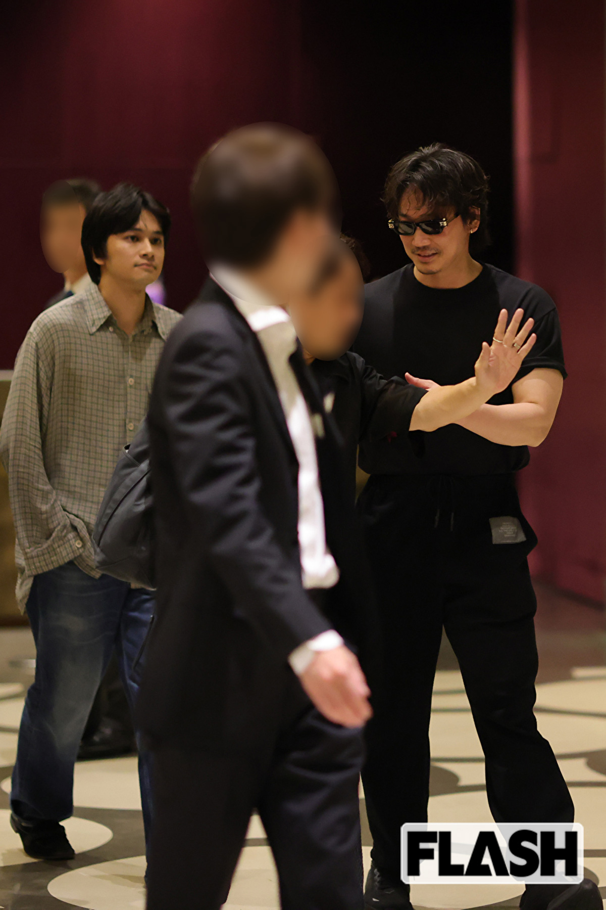 ムキムキの綾野剛とラフな北村匠海