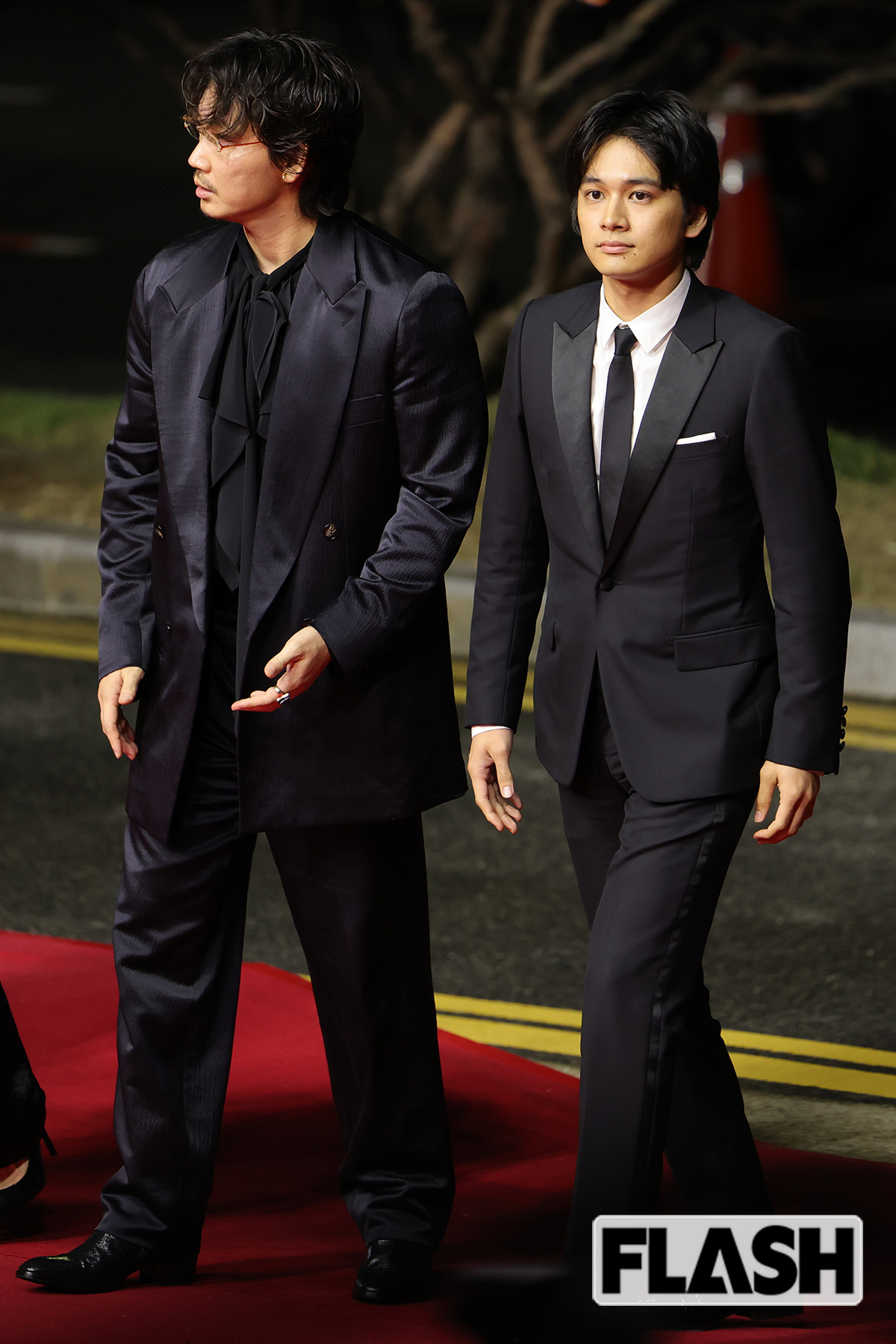 スーツを着用した北村匠海と綾野剛