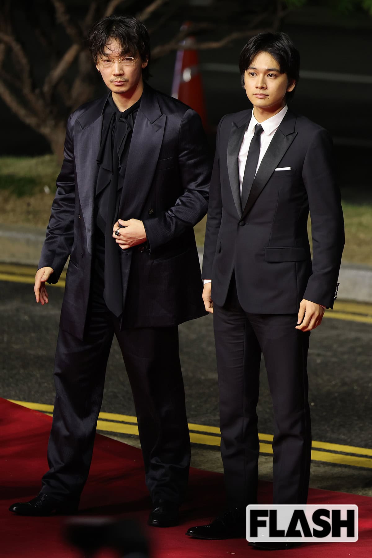 ツヤのあるスーツを着た綾野剛とブラックタイで決めた北村匠海