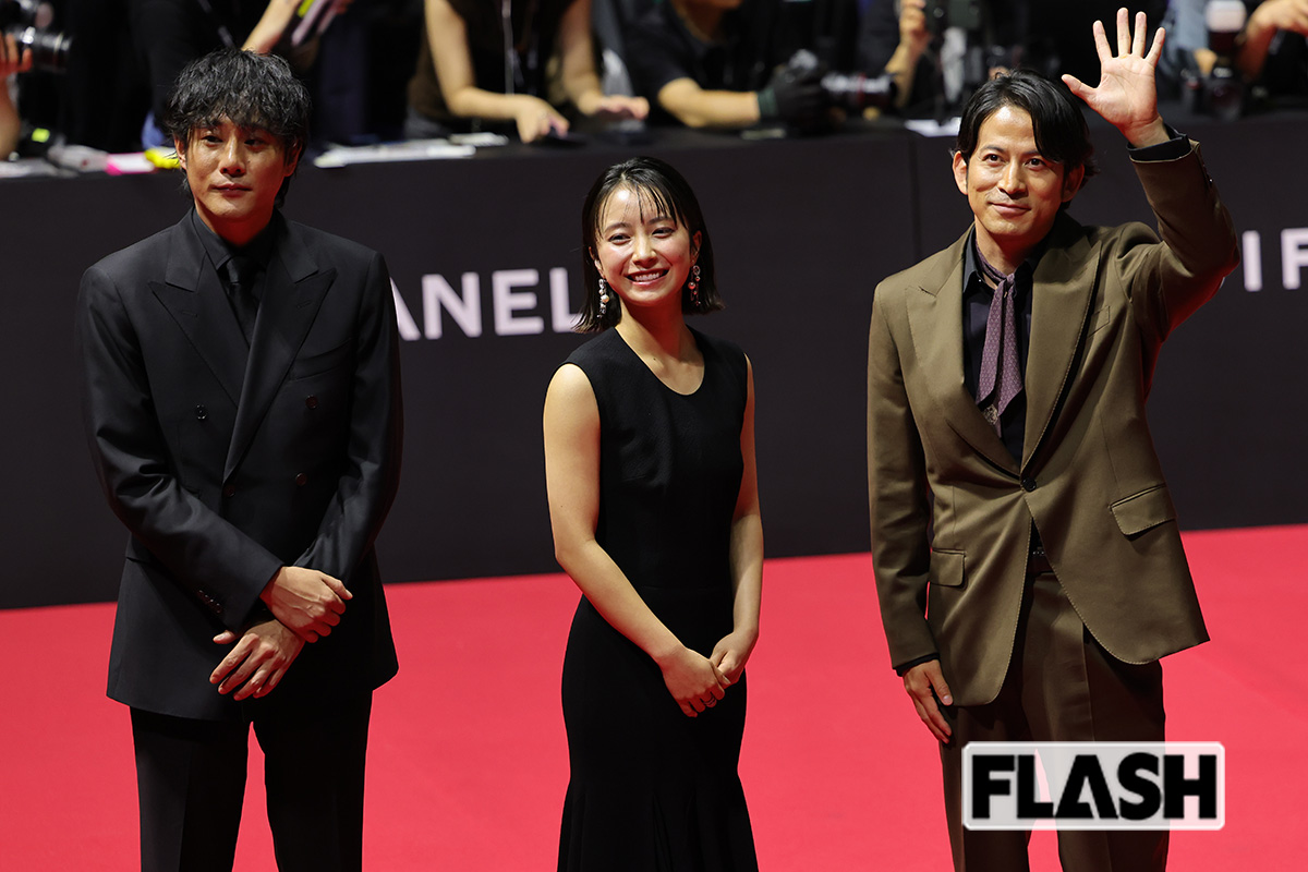 ファンに手を振る岡田准一