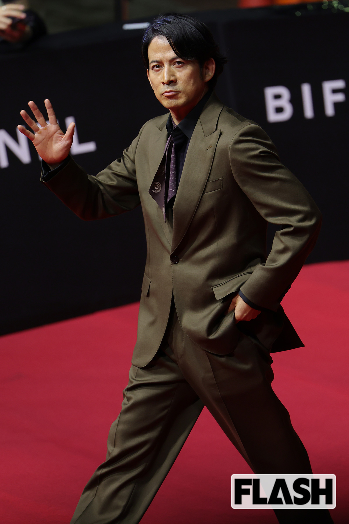 カーキのスーツを着こなす岡田准一