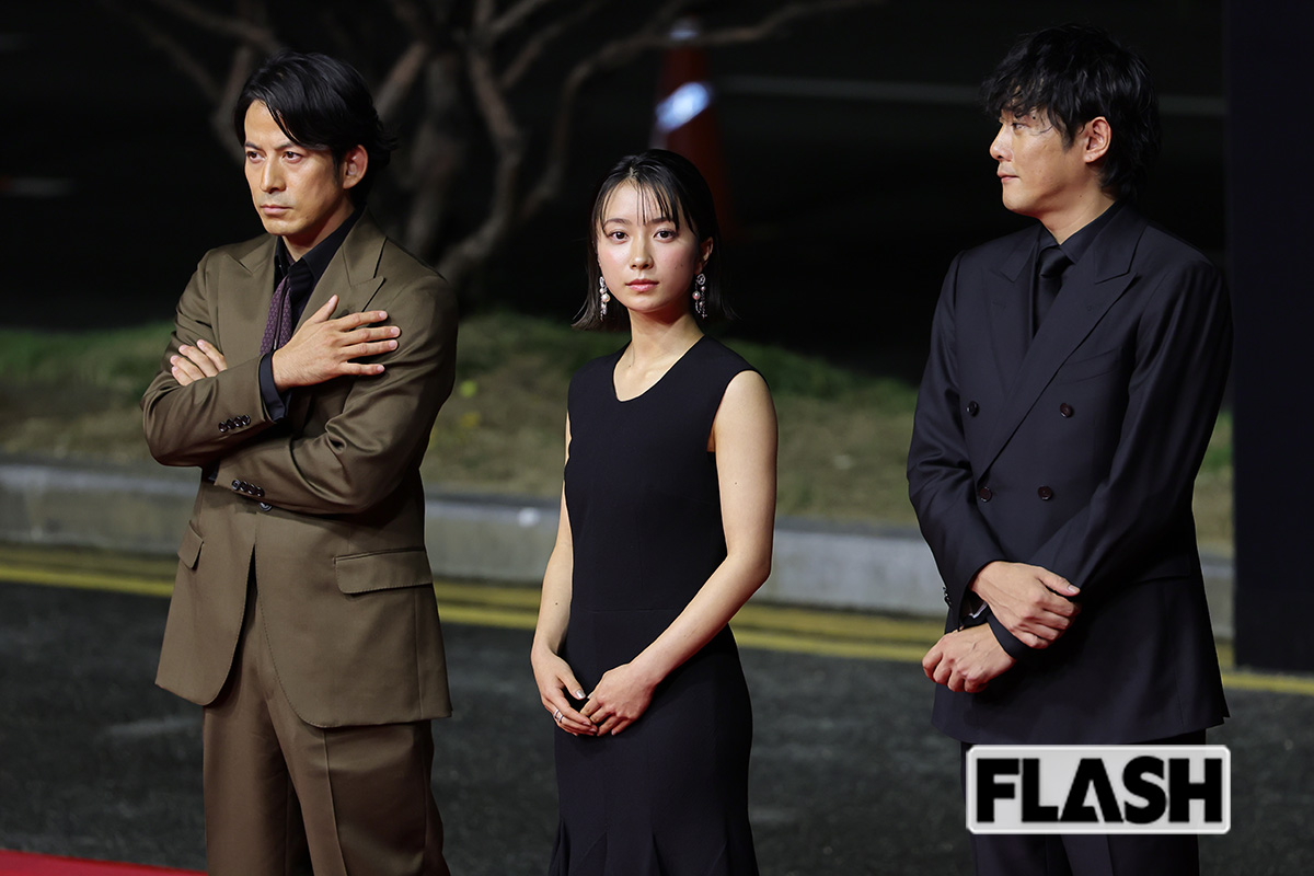 腕を組む岡田准一と藤崎ゆみあ