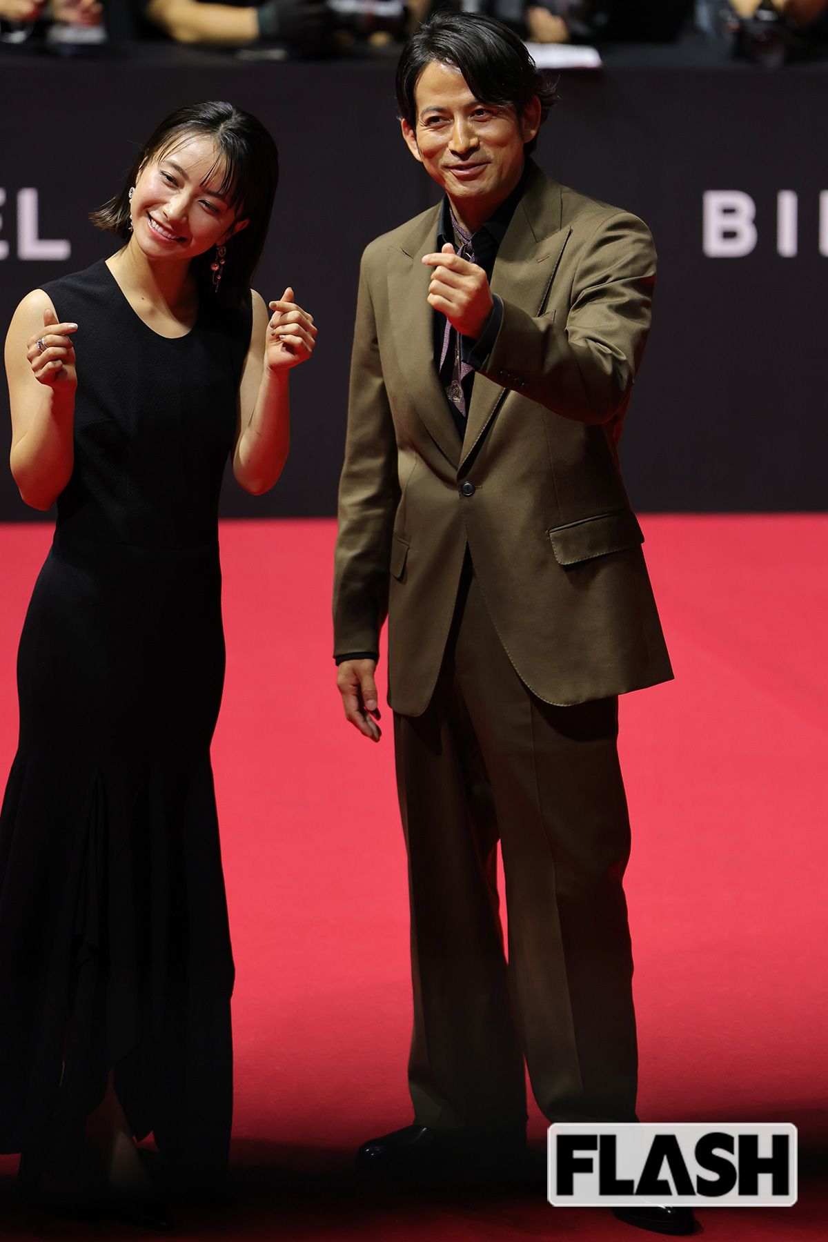 ハートマークをつくる岡田准一と藤崎ゆみあ