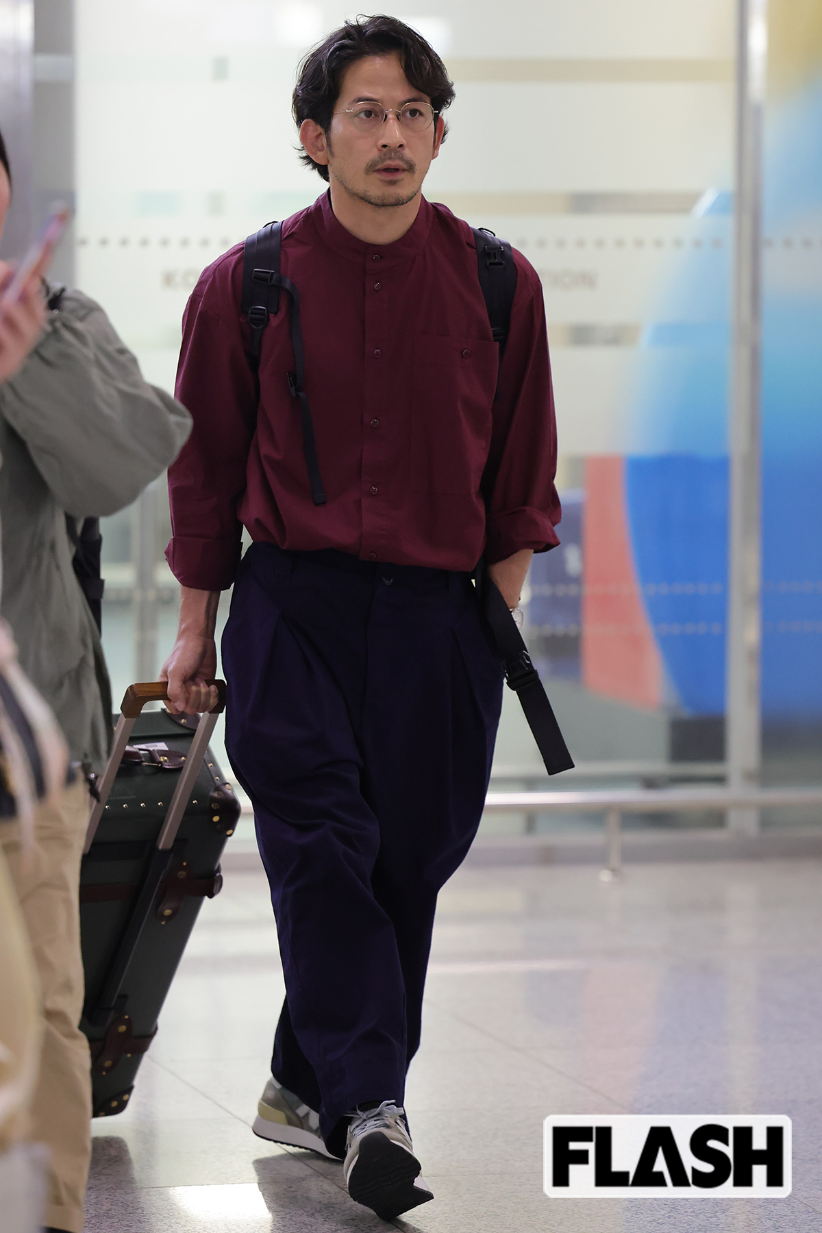 ラフなスタイルで登場した岡田准一