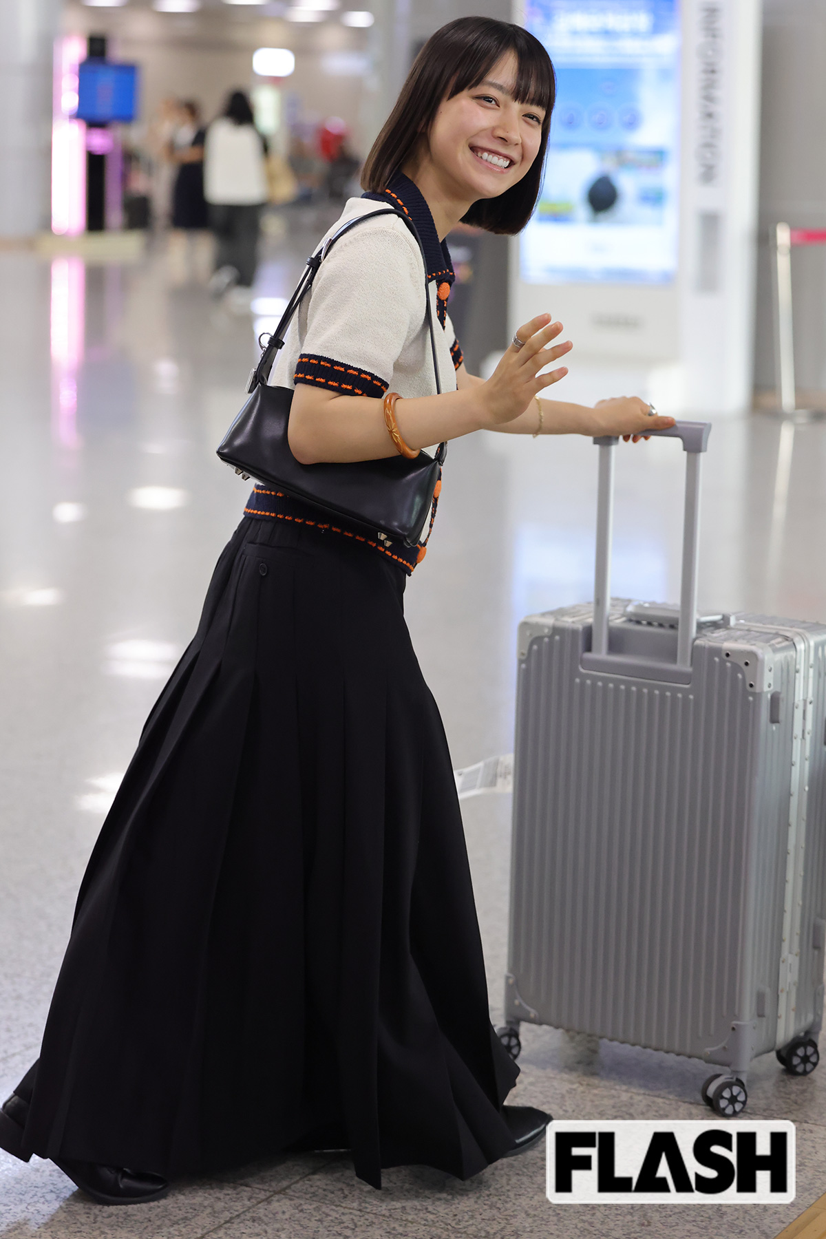待ち構えたファンに手を振る藤崎ゆみあ
