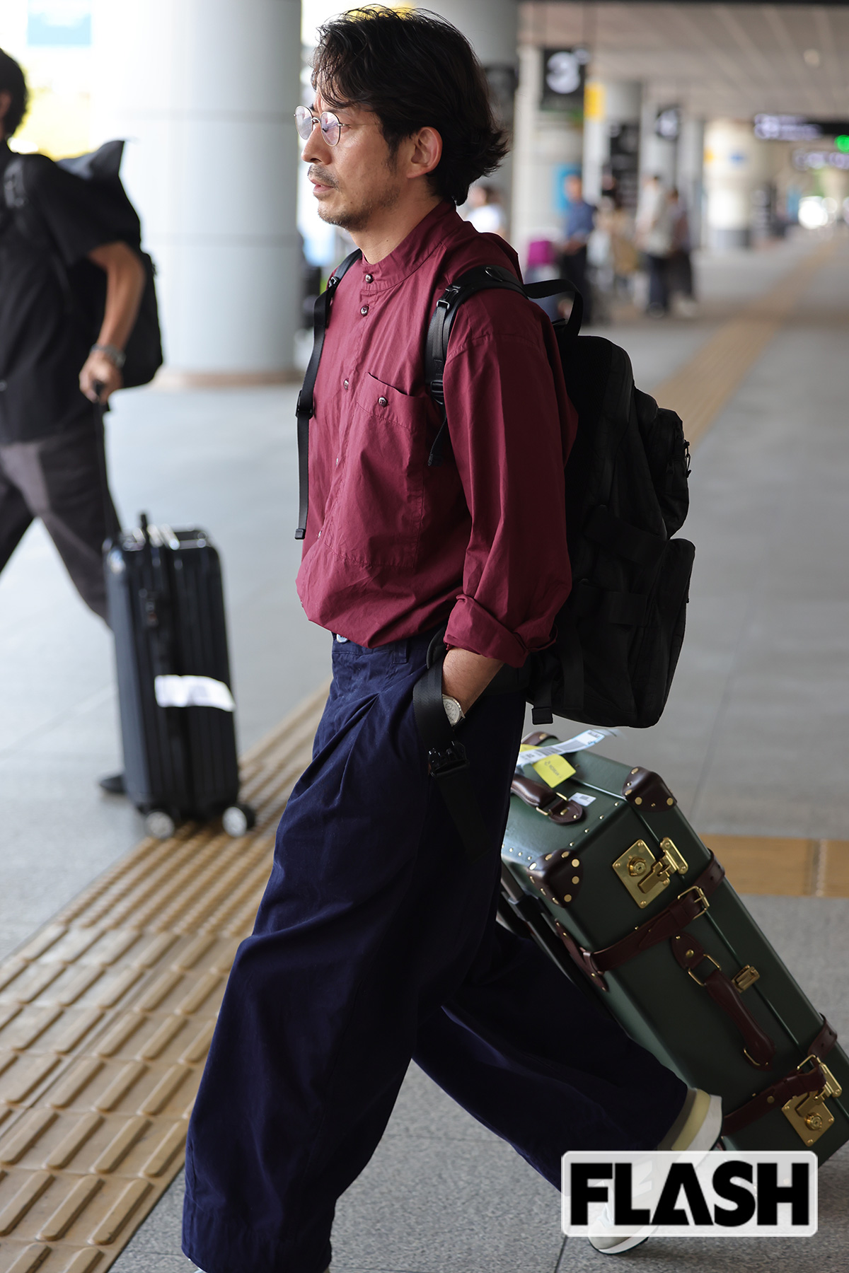 ポケットに片手を入れて歩く岡田准一