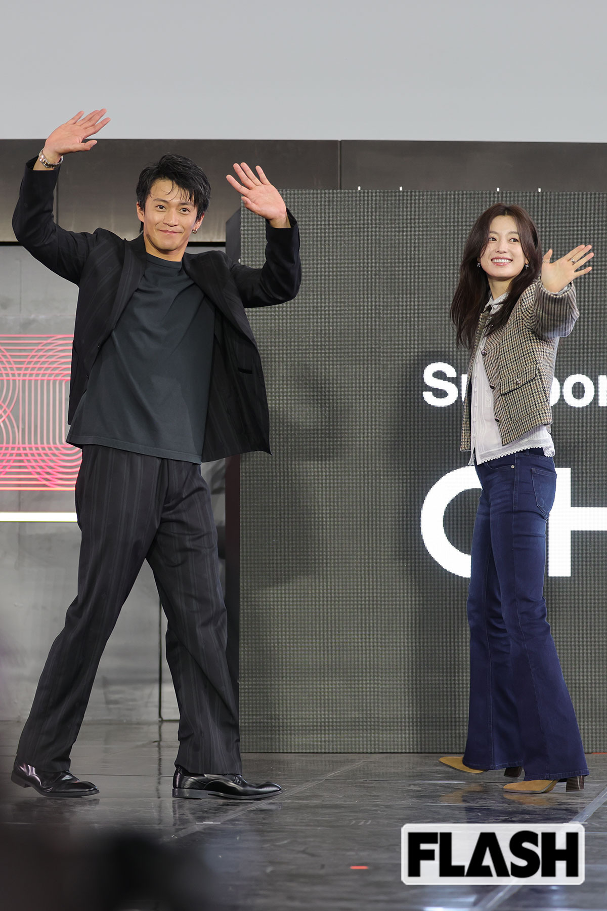 ファンに手を振る小栗旬とハン・ヒョジュ