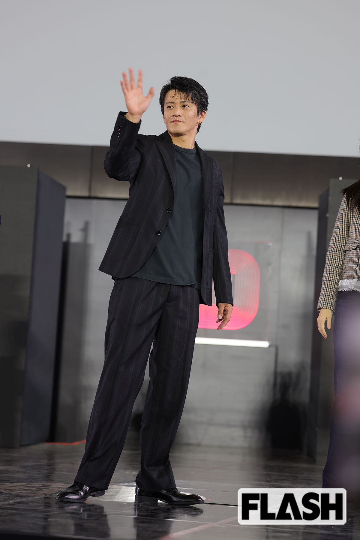 黒スーツを着た小栗旬