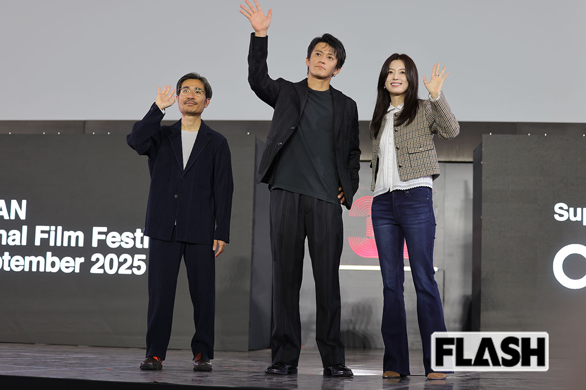 ファンに手を振る『匿名の恋人たち』の出演者と監督
