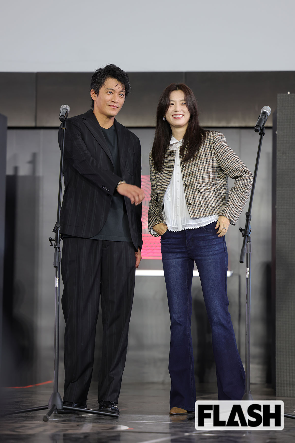 親し気な様子で雑談をする小栗旬とハン・ヒョジュ