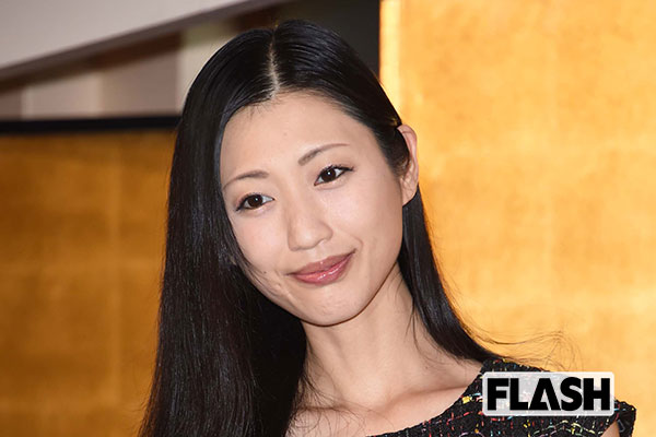 壇蜜　ラジオ卒業の記念ショットで“ほっそり姿”披露…「心配になる痩せ方」…