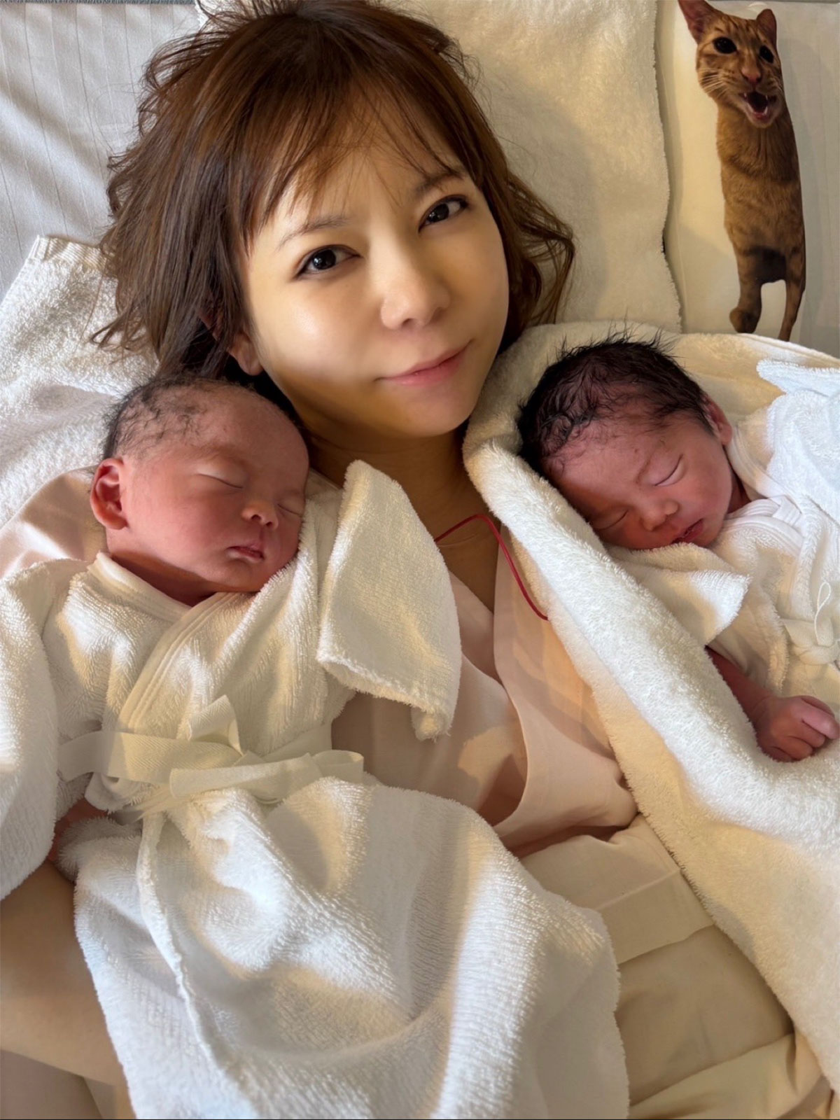 生まれたての双子と写る中川翔子（本人のXより）