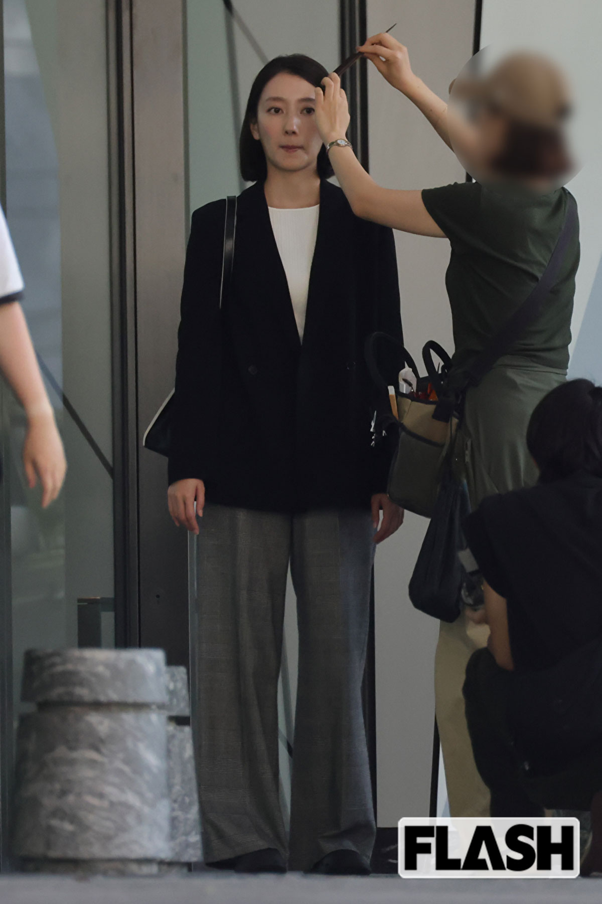 ドラマの撮影中にボーイッシュなヘアメイクに髪を直される波瑠