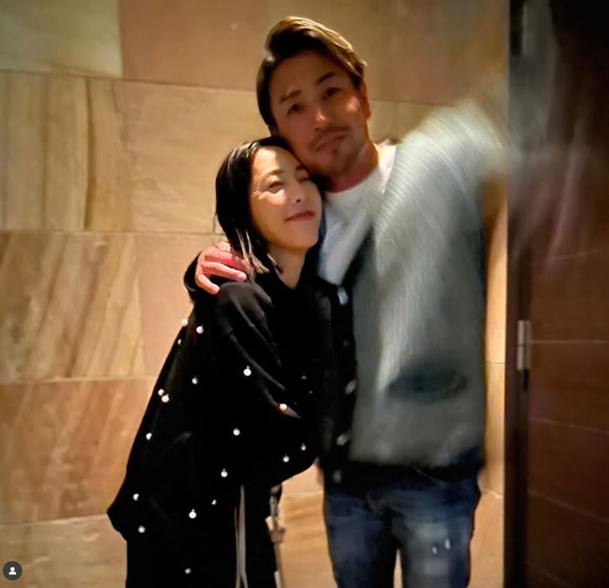 自身の誕生日に妻を抱き寄せる魔裟斗。たびたびツーショットを投稿するなど夫婦関係は良好なようだ（写真・矢沢のInstagramより）