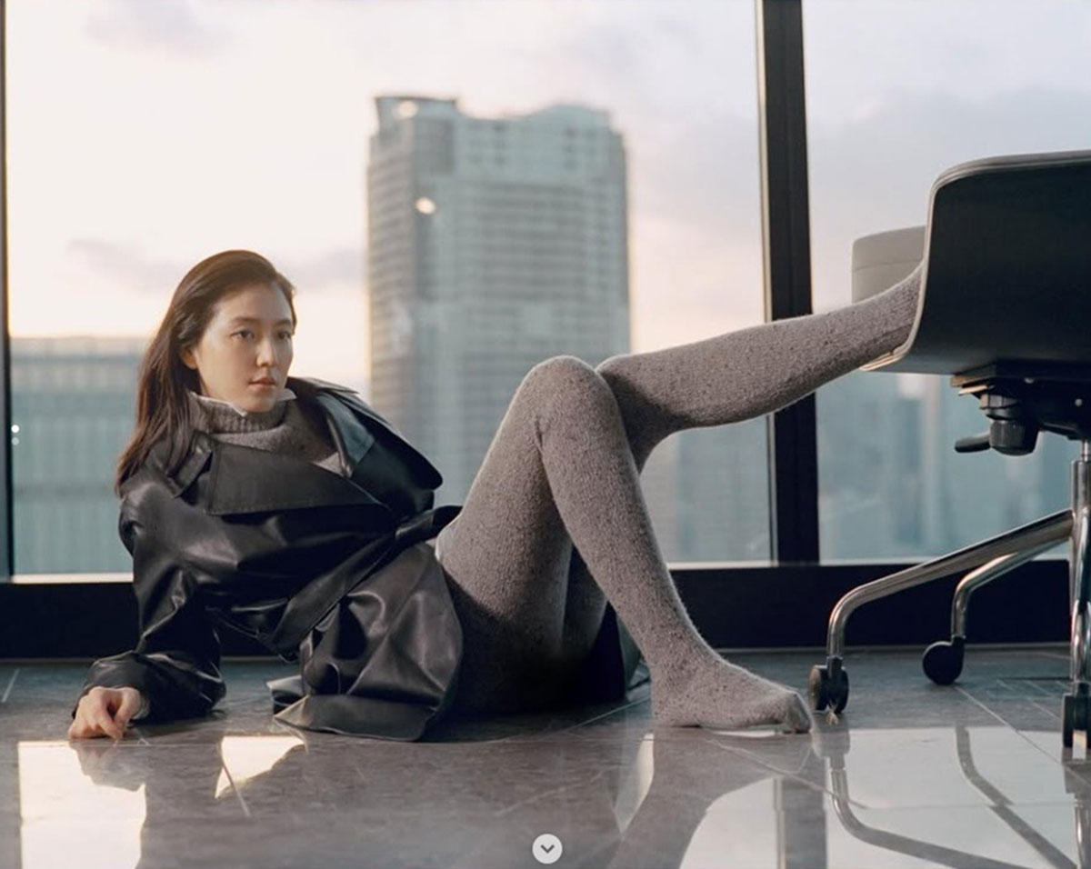 自身のInstagramにファッショナブルなニットタイツ姿を投稿した長澤まさみ。アートのジャンルでの活躍にも期待がかかる（写真・本人Instagramより）