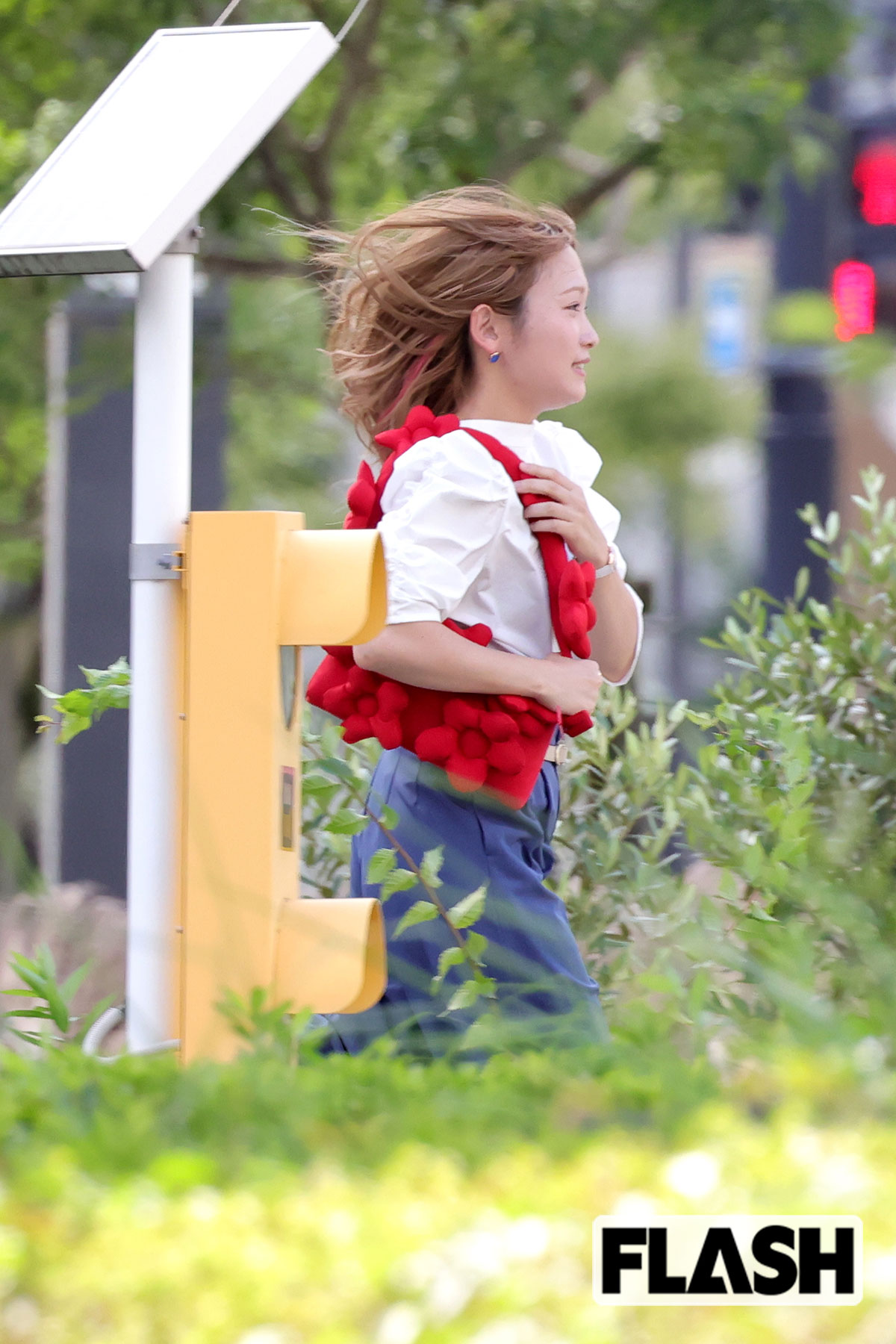 髪をなびかせて猛ダッシュする川栄李奈