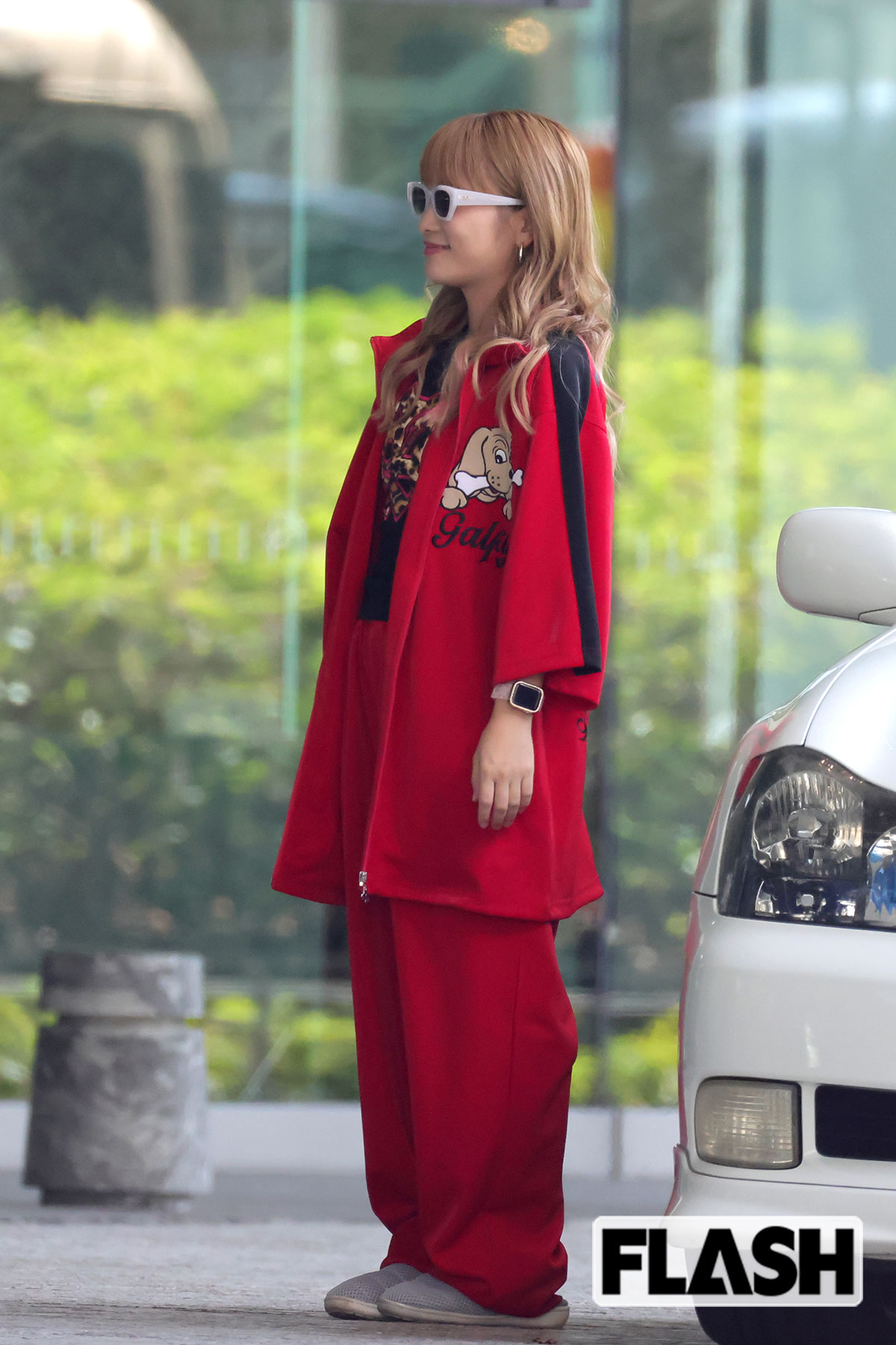 サングラスに赤いヤンキー服を着た川栄李奈