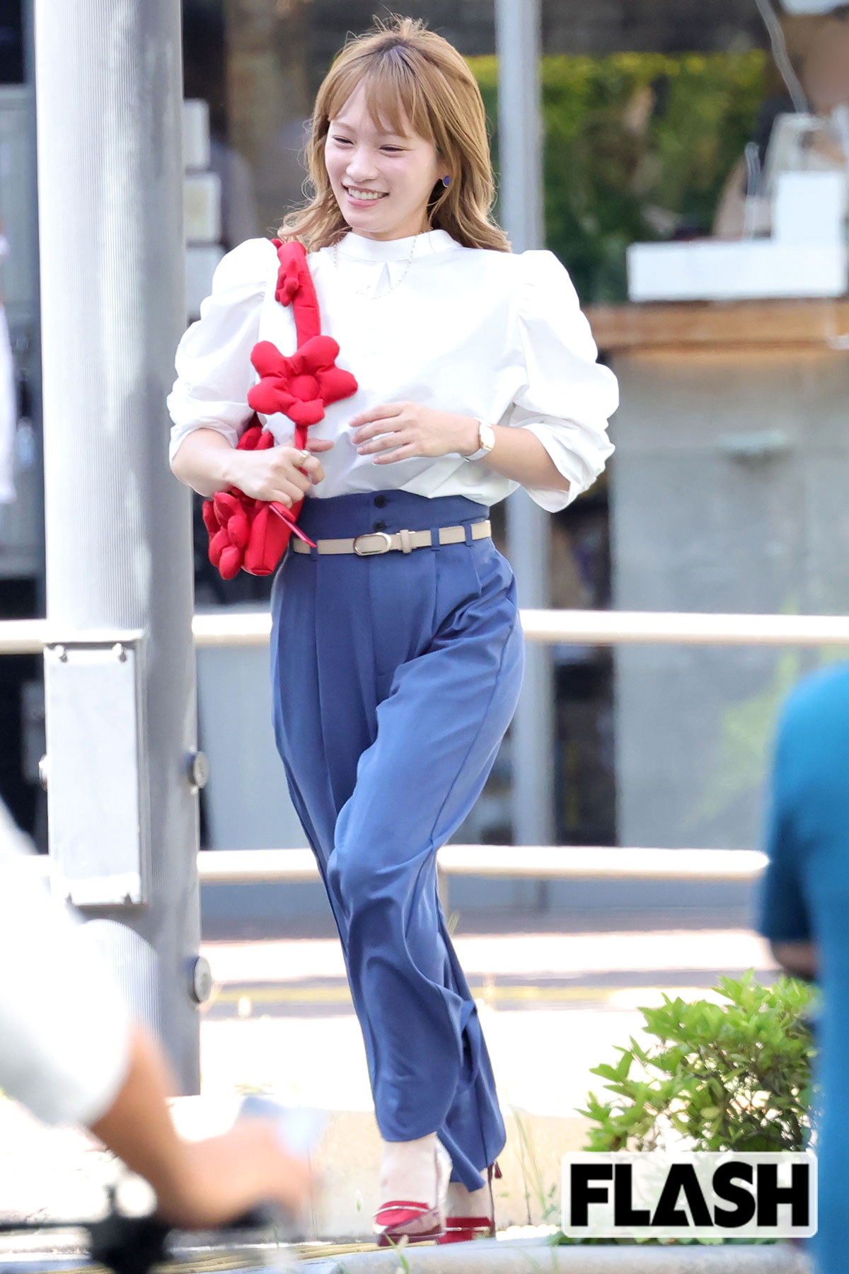 笑顔で走る川栄李奈