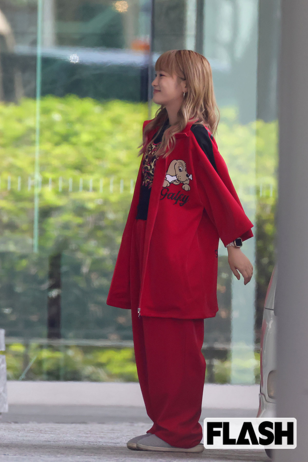 オーバーサイズのジャージを着た川栄李奈