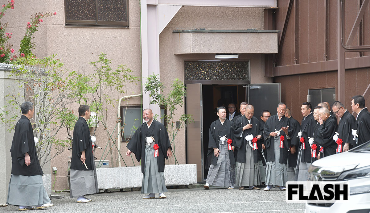 組員らに囲まれる弘道会の野内正博会長（左から3人め、写真・馬詰雅博）