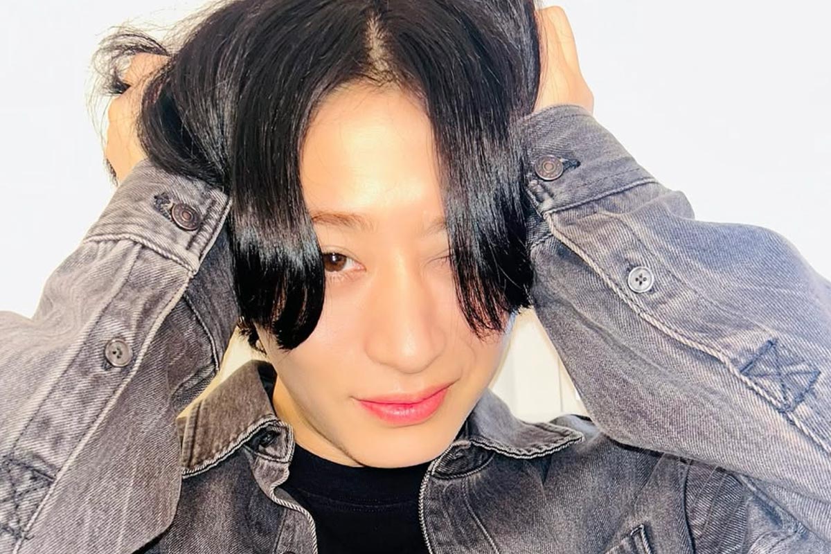 ウインクしながら両手で頭を押さえた、神田沙也加さん元カレ・前山剛久の宣材写真(前山のInstagramより)