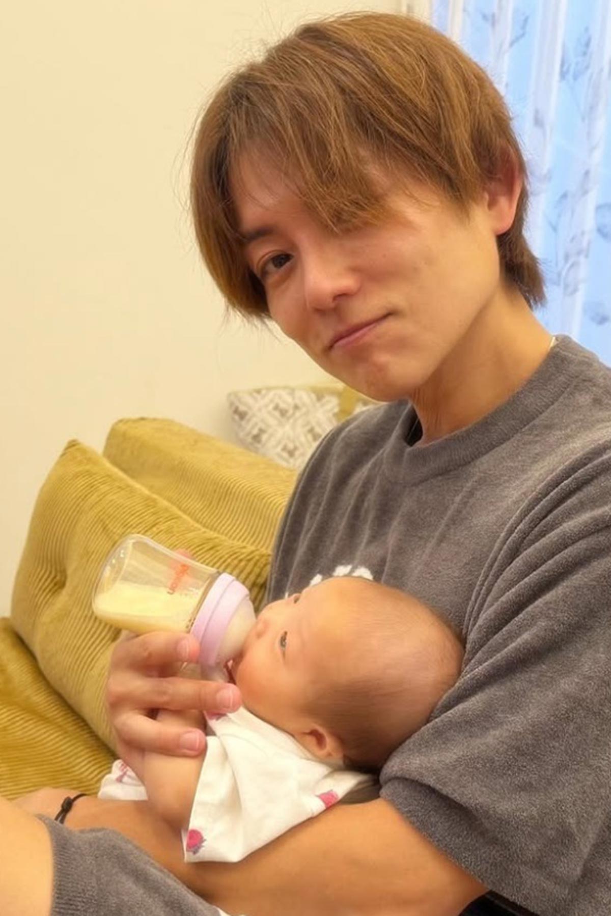 6人めの子について聞かれ「産むのが僕じゃない」と回答し絶賛された杉浦太陽。慣れた様子で次女にミルクをあげるなど、イクメンとして知られている（写真・本人Instagramより）