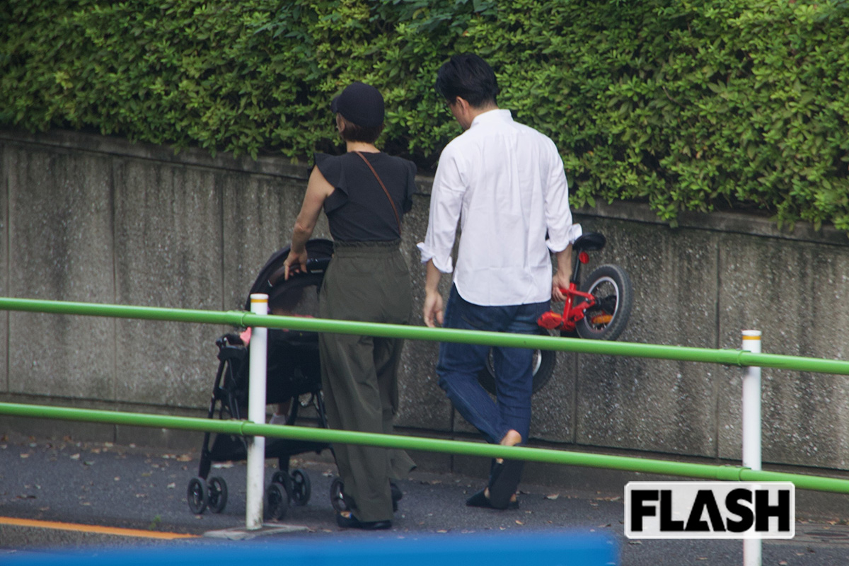 長男を幼稚園に送迎した後は、肩を寄せ合い自宅に帰っていく（写真・皆川拓哉）