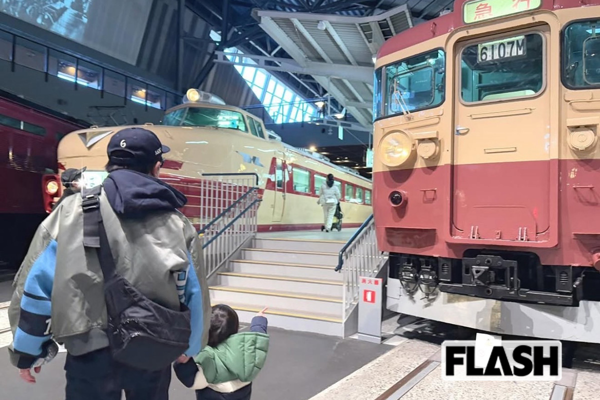 休日に3歳の息子と鉄道博物館へ行く濱口優。生活スタイルも変化したという